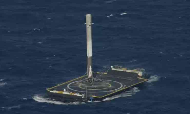 Tên lửa của SpaceX hạ cánh trên biển thành công