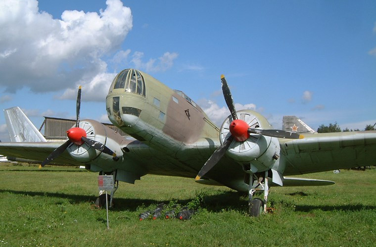 Theo các quảng cáo của Liên Xô thì thậm chí IL-2 "không hề bị đạn của địch làm thương tổn, lỗ thủng tự liền lại. Theo các quảng cáo của Liên Xô thì thậm chí IL-2 "không hề bị đạn của địch làm thương tổn, lỗ thủng tự liền lại.