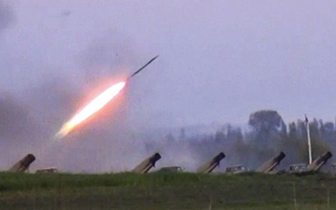 Quân đội Azerbaijan phóng rocket về phía đối phương. Ảnh: AP.