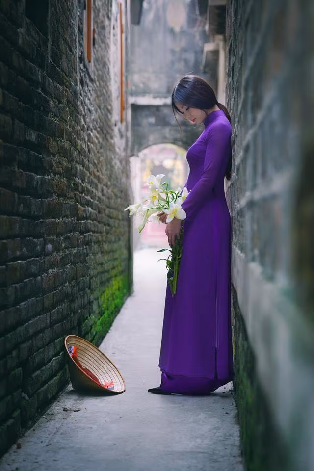 tan chay vi thieu nu ha noi chup anh ao dai ben hoa loa ken - 12