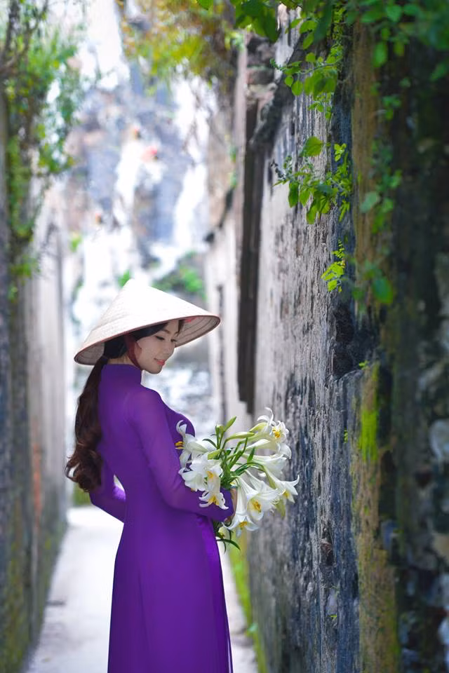 tan chay vi thieu nu ha noi chup anh ao dai ben hoa loa ken - 11