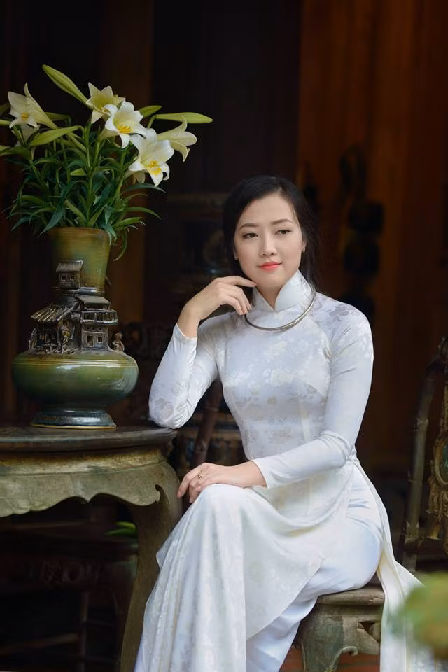 Tan chảy vì thiếu nữ Hà Nội chụp ảnh áo dài bên hoa loa kèn