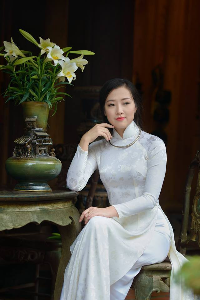 tan chay vi thieu nu ha noi chup anh ao dai ben hoa loa ken - 1