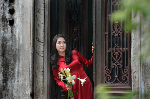tan chay vi thieu nu ha noi chup anh ao dai ben hoa loa ken - 5