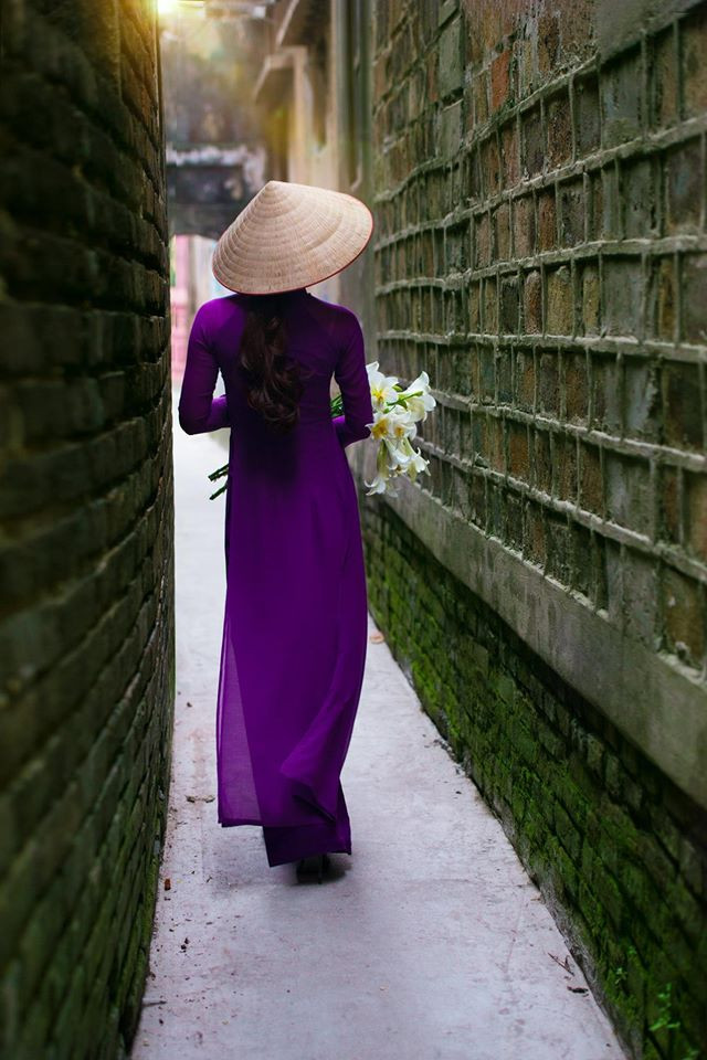 tan chay vi thieu nu ha noi chup anh ao dai ben hoa loa ken - 4