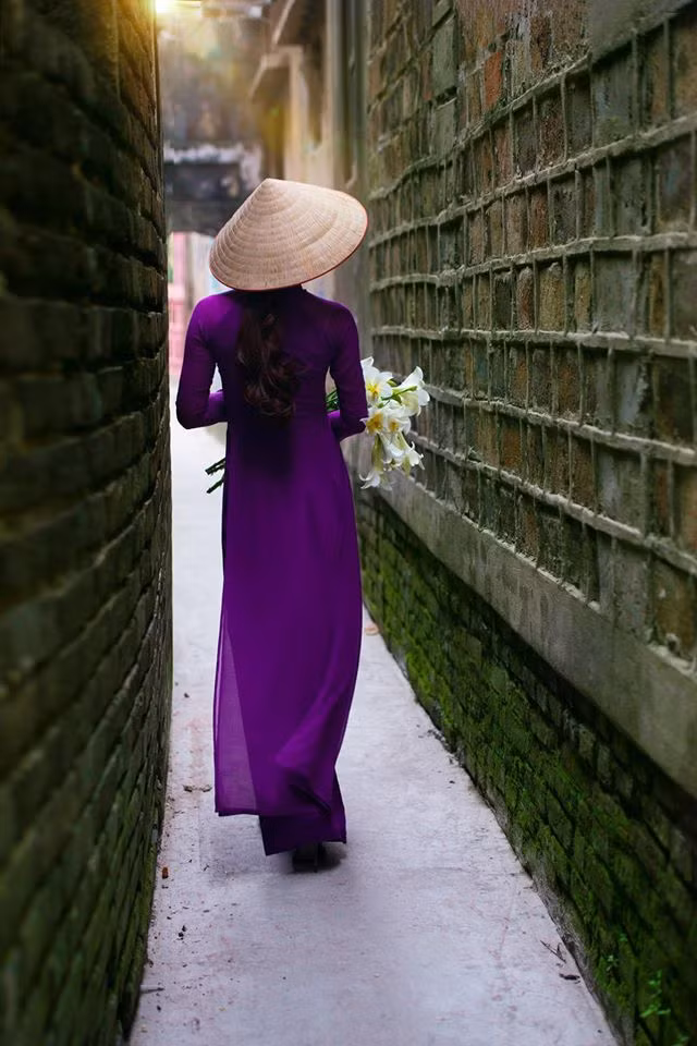 tan chay vi thieu nu ha noi chup anh ao dai ben hoa loa ken - 4