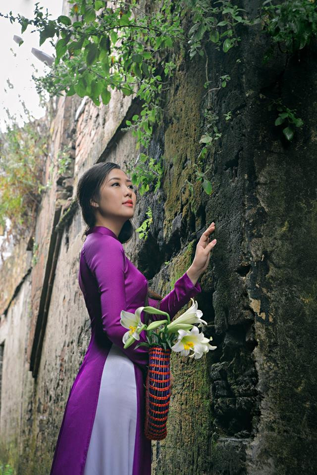 tan chay vi thieu nu ha noi chup anh ao dai ben hoa loa ken - 3