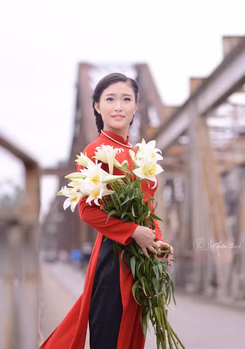 tan chay vi thieu nu ha noi chup anh ao dai ben hoa loa ken - 13