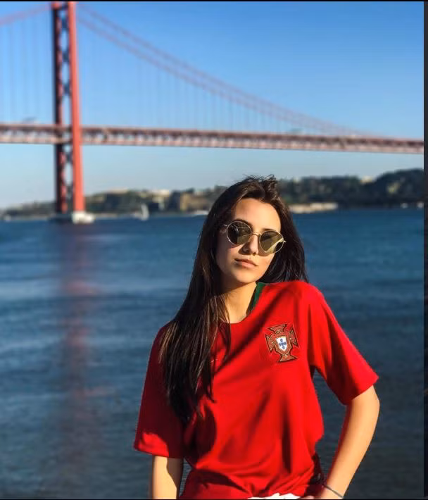 Người đẹp 21 tuổi cũng là fan hâm mộ của đội tuyển Bồ Đào Nha.