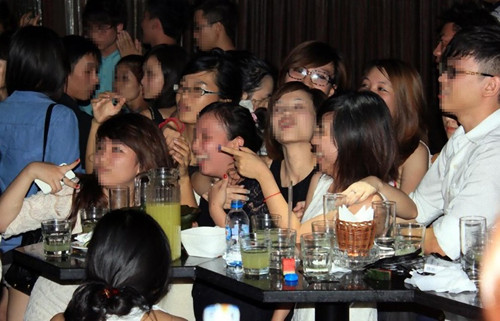 Vũ trường, quán bar là một trong những điểm lý tưởng để các "thợ săn" đưa sinh viên ăn chơi, đua đòi vào tròng (ảnh minh họa). Vũ trường, quán bar là một trong những điểm lý tưởng để các