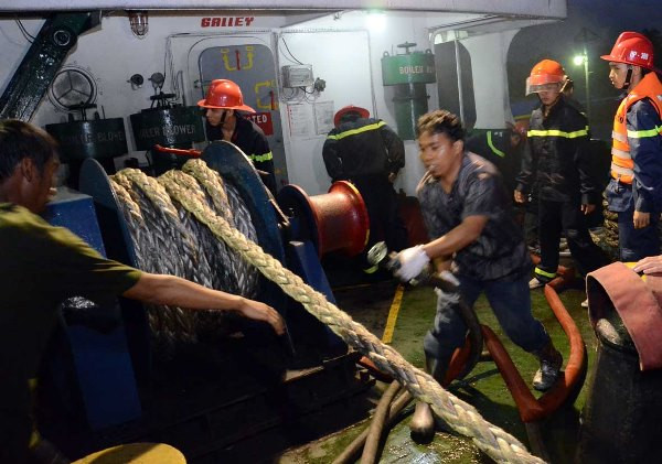 Kịp thời dập đám cháy trên tàu chở nhựa đường 3.000 tấn trong đêm ảnh 1 Kịp thời dập đám cháy trên tàu chở nhựa đường 3.000 tấn trong đêm ảnh 1