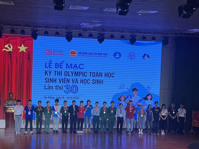 Hai thành viên của Đội tuyển Olympic Toán học Trường ĐH Đồng Tháp nhận giải Giải Nhất môn Đại số (bìa trái và bìa phải). Hai thành viên của Đội tuyển Olympic Toán học Trường ĐH Đồng Tháp nhận giải Giải Nhất môn Đại số (bìa trái và bìa phải).
