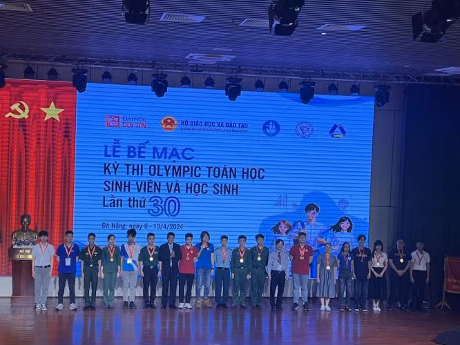 Hai thành viên của Đội tuyển Olympic Toán học Trường ĐH Đồng Tháp nhận giải Giải Nhất môn Đại số (bìa trái và bìa phải).