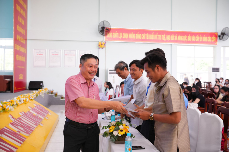 TS Nguyễn Hữu Thọ - Phó Hiệu trưởng Trường ĐH Kiên Giang trao quà mừng Tết cổ truyền. TS Nguyễn Hữu Thọ - Phó Hiệu trưởng Trường ĐH Kiên Giang trao quà mừng Tết cổ truyền.