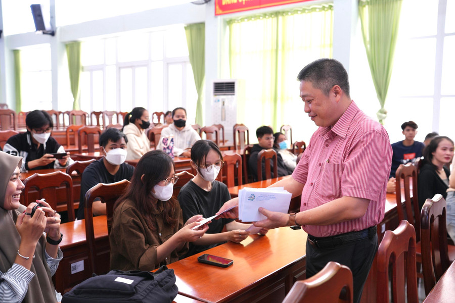 Lãnh đạo trường trao quà mừng Tết cổ truyền cho lưu học sinh. Lãnh đạo trường trao quà mừng Tết cổ truyền cho lưu học sinh.