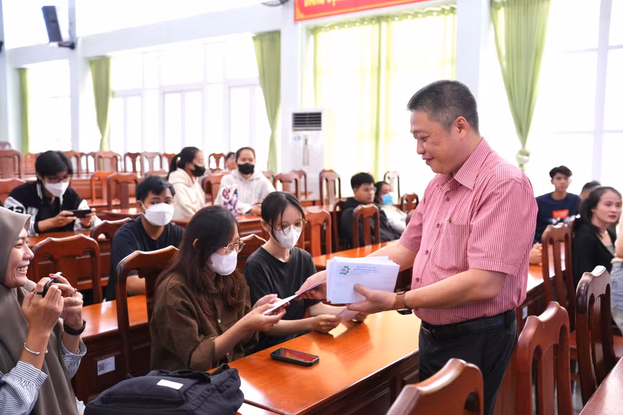 Lãnh đạo trường trao quà mừng Tết cổ truyền cho lưu học sinh.