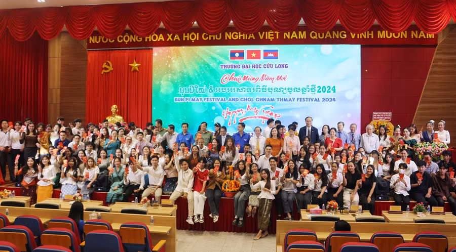 Đại biểu chụp ảnh lưu niệm cùng lưu học sinh.