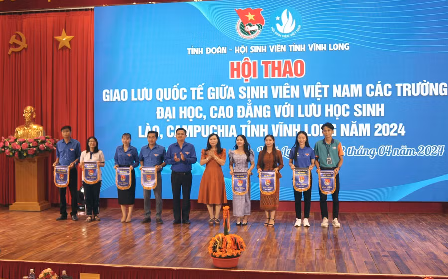 TS Đặng Thị Ngọc Lan - Phó Hiệu trưởng Trường ĐH Cửu Long và ông Trần Công Khánh - Bí thư tỉnh Đoàn Vĩnh Long trao cờ lưu niệm cho các đơn vị tham gia Hội thao.