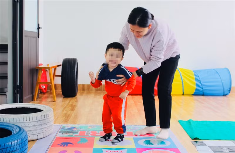 Cha mẹ cần dạy con kỹ năng giao tiếp từ sớm tuỳ theo độ tuổi. Ảnh minh hoạ.