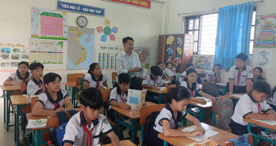 Thầy Lê Hữu Bình, hiệu trưởng Trường tiểu học Thạnh An (huyện Cần Giờ, TPHCM) luôn thực hiện giảng dạy theo đúng quy định. Thầy Lê Hữu Bình, hiệu trưởng Trường tiểu học Thạnh An (huyện Cần Giờ, TPHCM) luôn thực hiện giảng dạy theo đúng quy định.