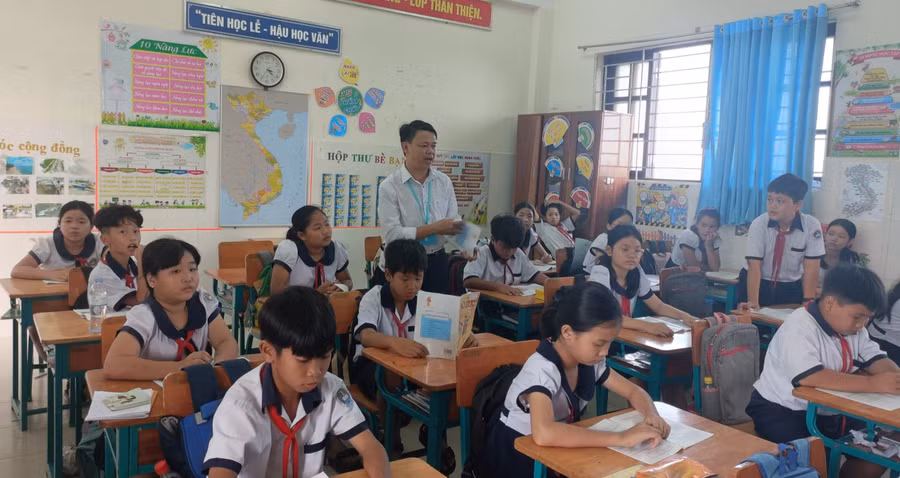 Thầy Lê Hữu Bình, hiệu trưởng Trường tiểu học Thạnh An (huyện Cần Giờ, TPHCM) luôn thực hiện giảng dạy theo đúng quy định.