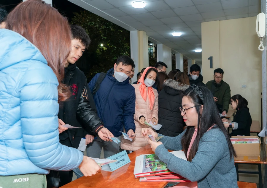 Phụ huynh xếp hàng dài để mua hồ sơ cho con tại Trường Marie Curie.