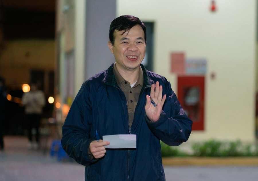 Phụ huynh vui mừng khi đăng ký hồ sơ thành công tại trường Marie Curie.