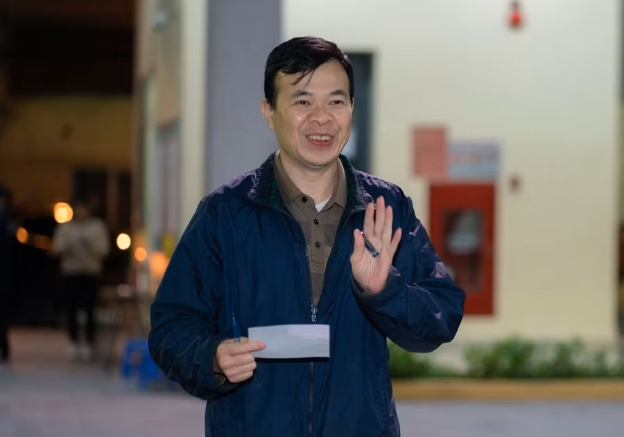 Phụ huynh vui mừng khi đăng ký hồ sơ thành công tại trường Marie Curie.