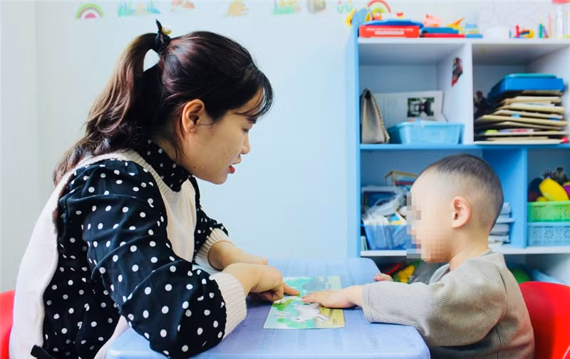 Cần giúp trẻ tự kỷ phát huy ngôn ngữ trong giao tiếp.