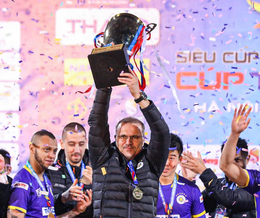 Huấn luyện viên Bandovic vô địch Siêu cúp quốc gia 2022 cùng Hà Nội FC. Huấn luyện viên Bandovic vô địch Siêu cúp quốc gia 2022 cùng Hà Nội FC.