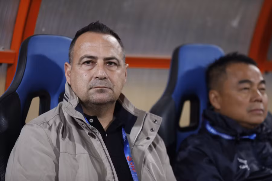 Huấn luyện viên Foiani.