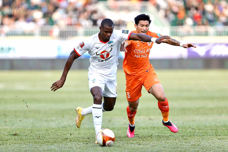 Văn Hậu (bên phải) trong trận Công an Hà Nội 1-1 HAGL.