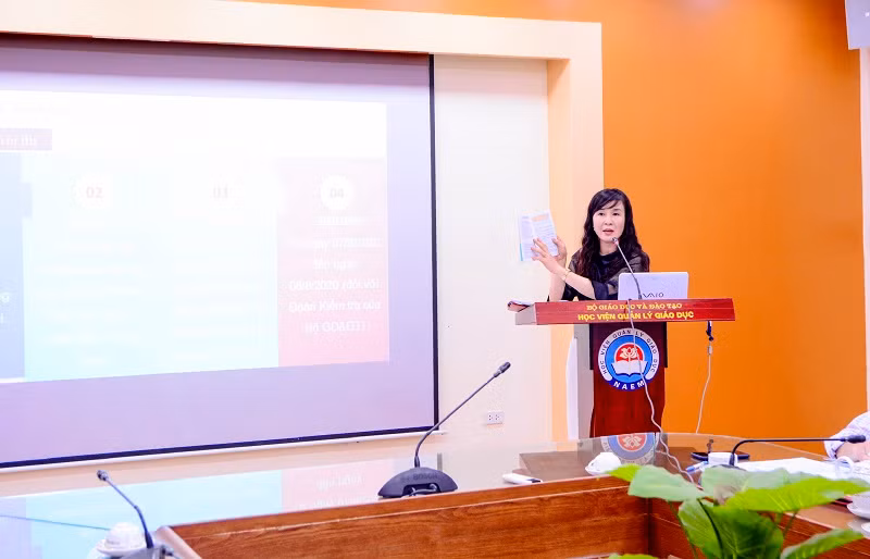 ThS Phạm Thùy Thu tập huấn nghiệp vụ cho cán bộ, giảng viên của Học viện Quản lý Giáo dục tham gia đoàn kiểm tra Kỳ thi tốt nghiệp THPT 2021. Ảnh: NVCC