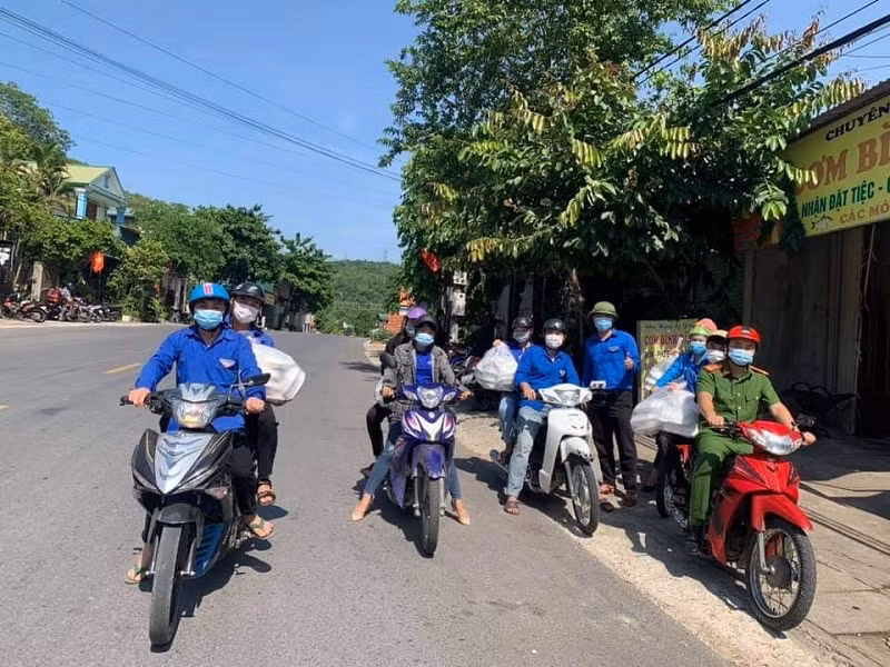 Nhiều mùa thi, đội xe ôm miễn phí của Đoàn Thanh niên huyện Tương Dương (Nghệ An) tiếp sức đưa đón thí sinh. Ảnh: NVCC