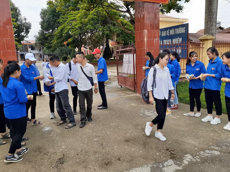 Tình nguyện viên tham gia “tiếp sức mùa thi”.