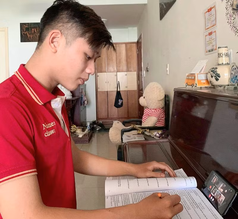 Học sinh lớp 12 Trường THCS - THPT Đào Duy Anh, TPHCM ôn tập trực tuyến. Ảnh: NTCC