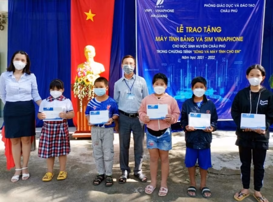 Trao máy tính bảng và sim 4G cho học sinh khó khăn huyện Châu Phú, An Giang.