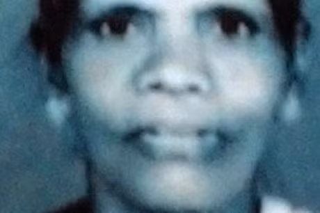 Nguoi phu nu bi 100 con cho hoang keo di, giay xeo den chet truoc mat con trai minh - Anh 1