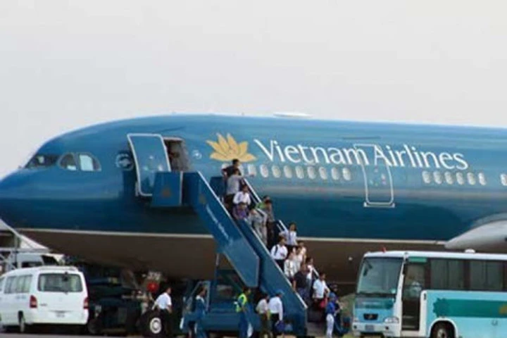 Máy bay Vietnam Airlines bị rách cánh, dừng bay