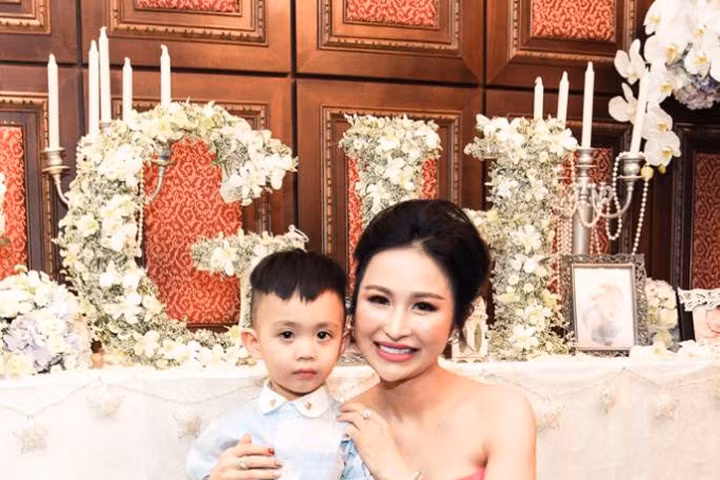 Cận cảnh nhan sắc "vạn người mê" của vợ Minh "nhựa"