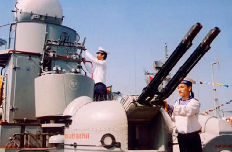 Họ súng AK trên tàu chiến Việt Nam ảnh 15