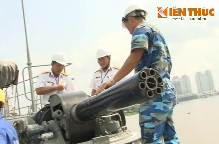 Họ súng AK trên tàu chiến Việt Nam ảnh 11