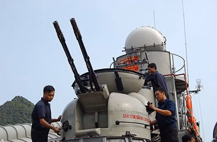 Họ súng AK trên tàu chiến Việt Nam ảnh 14