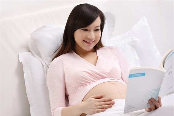 Nói chuyện, thủ thỉ... với con thường xuyên là cách dạy con giúp hoàn thiện não bộ thai nhi và trở nên thông minh. Ảnh minh họa