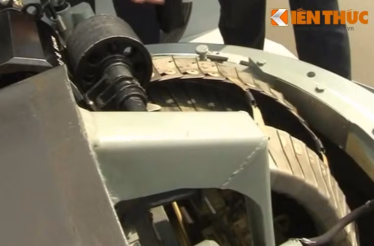 Họ súng AK trên tàu chiến Việt Nam ảnh 12