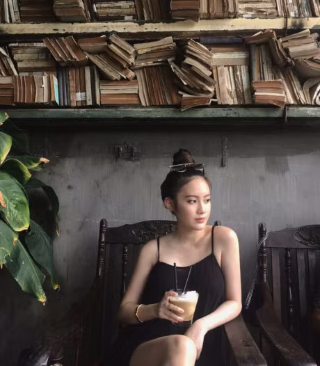 Hot girl Lao goc Viet Chi Chi va chi em gai khoe anh tung tang o Ha Noi - Anh 4