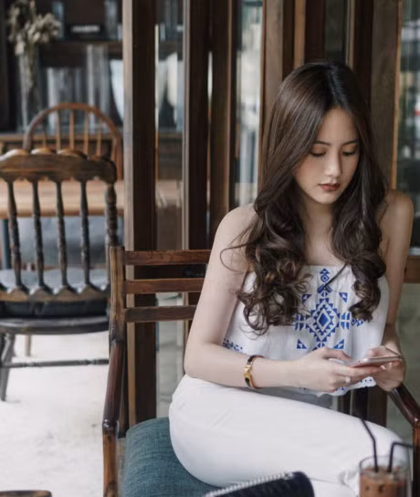 Hot girl Lao goc Viet Chi Chi va chi em gai khoe anh tung tang o Ha Noi - Anh 7