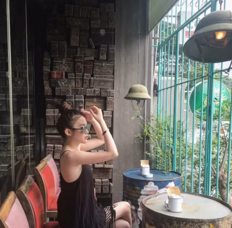 Hot girl Lao goc Viet Chi Chi va chi em gai khoe anh tung tang o Ha Noi - Anh 2