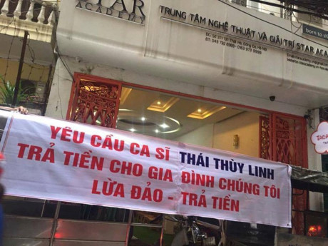 Ca sĩ Thái Thùy Linh sẽ kiện người treo băng rôn đòi nợ mình - Ảnh 1 Ca si Thai Thuy Linh se kien nguoi treo bang ron doi no minh - Anh 1