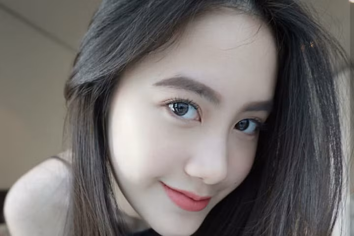 Hot girl Lào gốc Việt Chi Chi và chị em gái khoe ảnh tung tăng ở Hà Nội